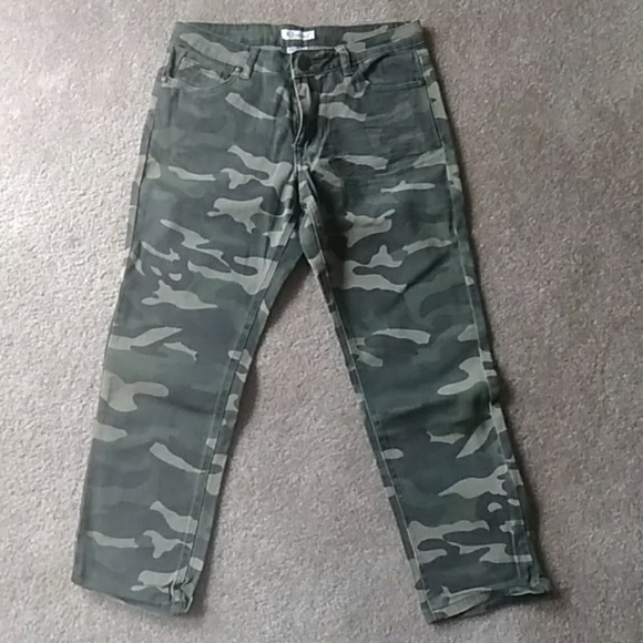 K.Jordon Pants - K.Jordon Camo Capris, Size 6 K.Jordon Pants - K.Jordon Camo Capris, Size 6